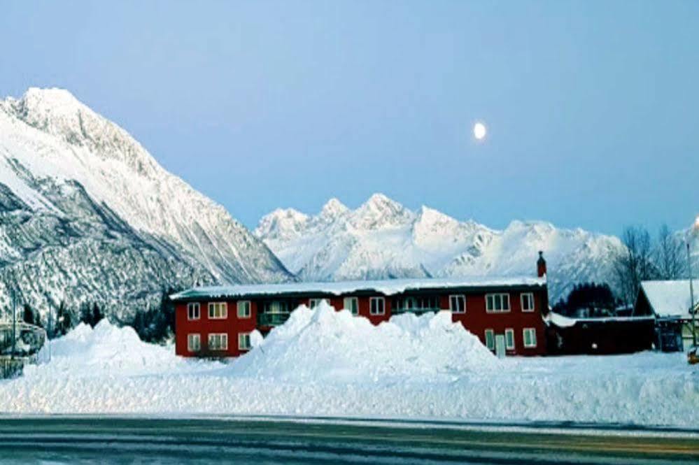 Totem Hotel And Suites Valdez Exteriör bild