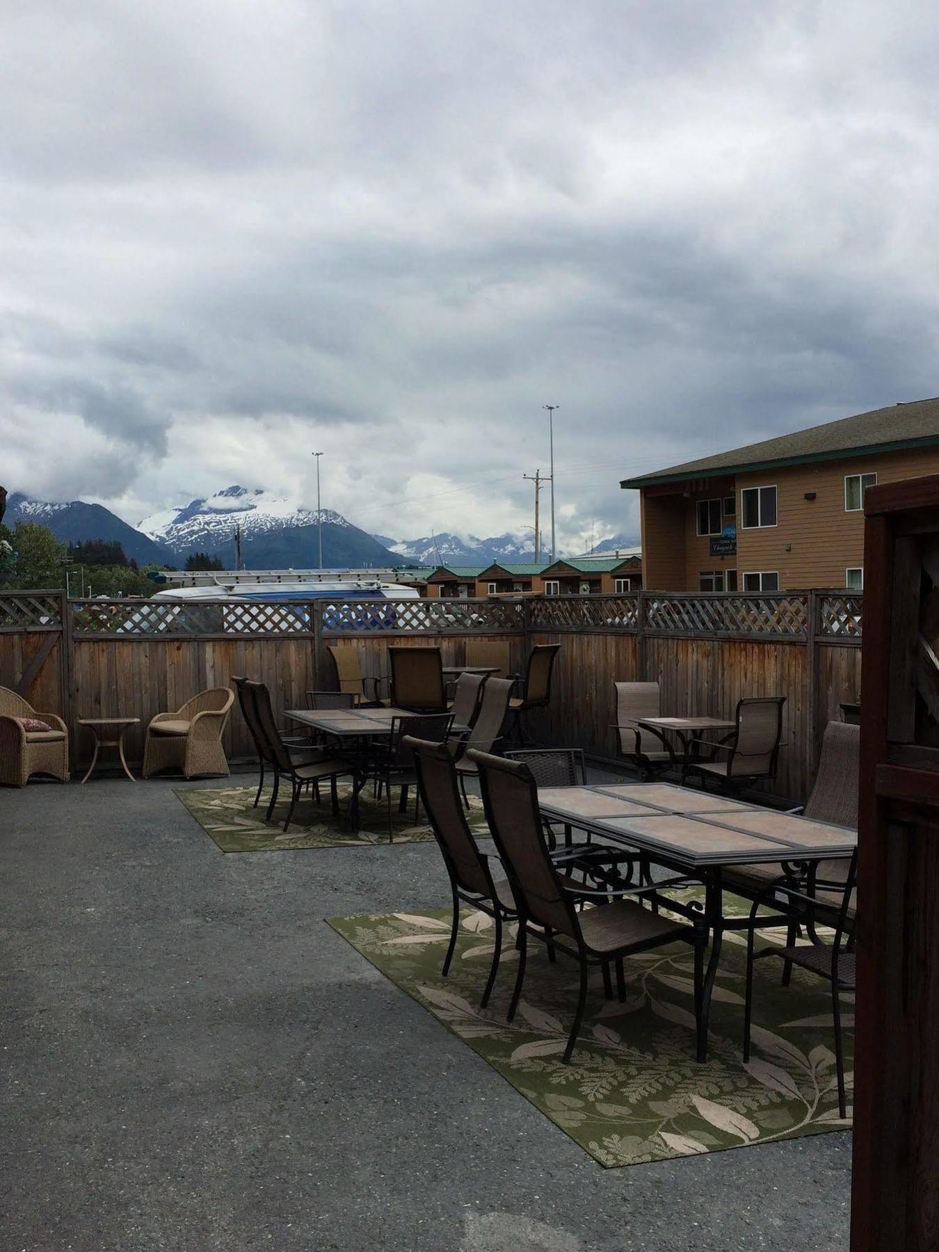 Totem Hotel And Suites Valdez Exteriör bild